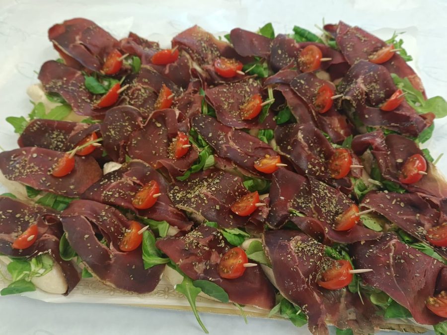 Bandeja de catering de Éboli con cecina, tomate y rúcula