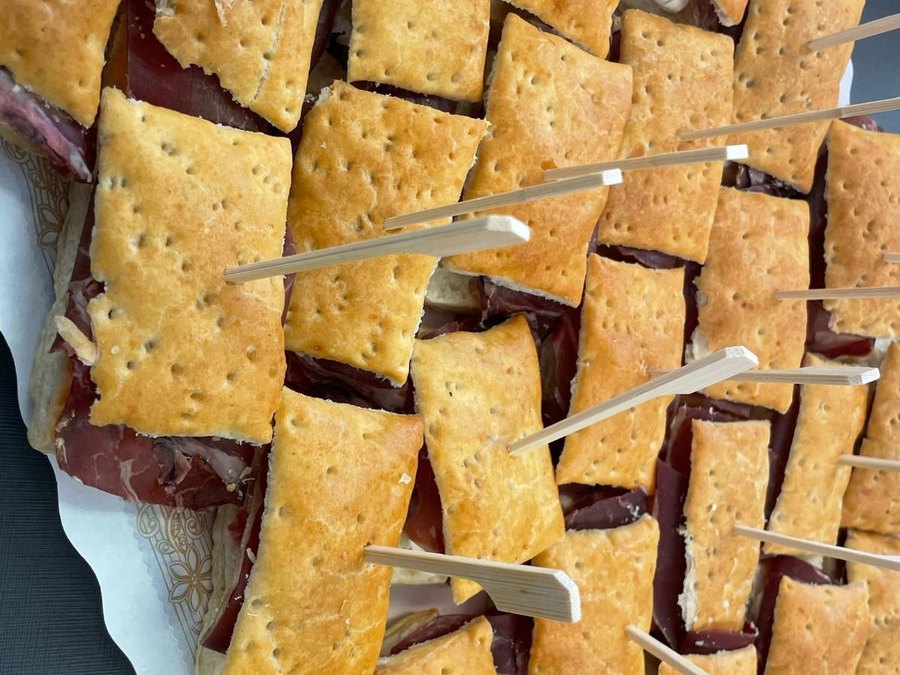 Hojaldre de paleta ibérica y piña — Éboli